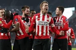 九游体育官方网站-埃因霍温训练开放日，赛前更衣室发声引欢呼，NBA总决赛在即，更衣室氛围转暖(nba总决赛勇士vs骑士)